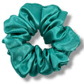 mörk mintgrön classic satin scrunchie