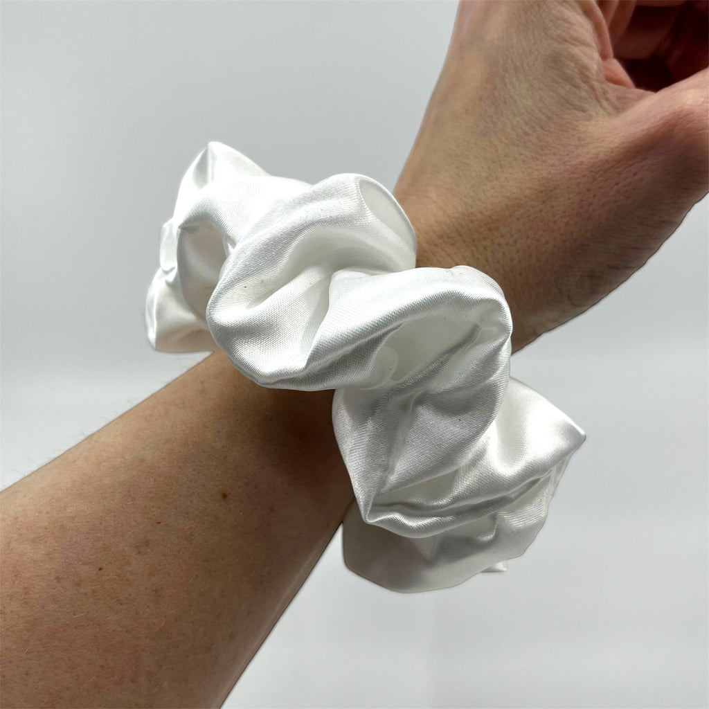 naturvit classic satin scrunchie på handleden