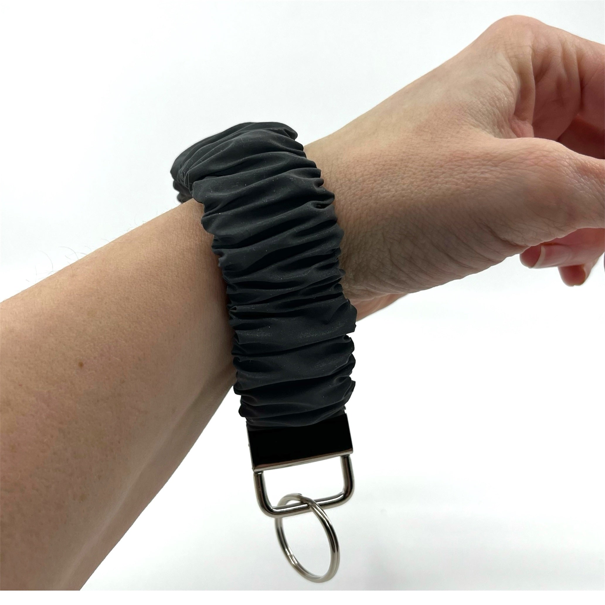 reflex scrunchie nyckelring på handleden