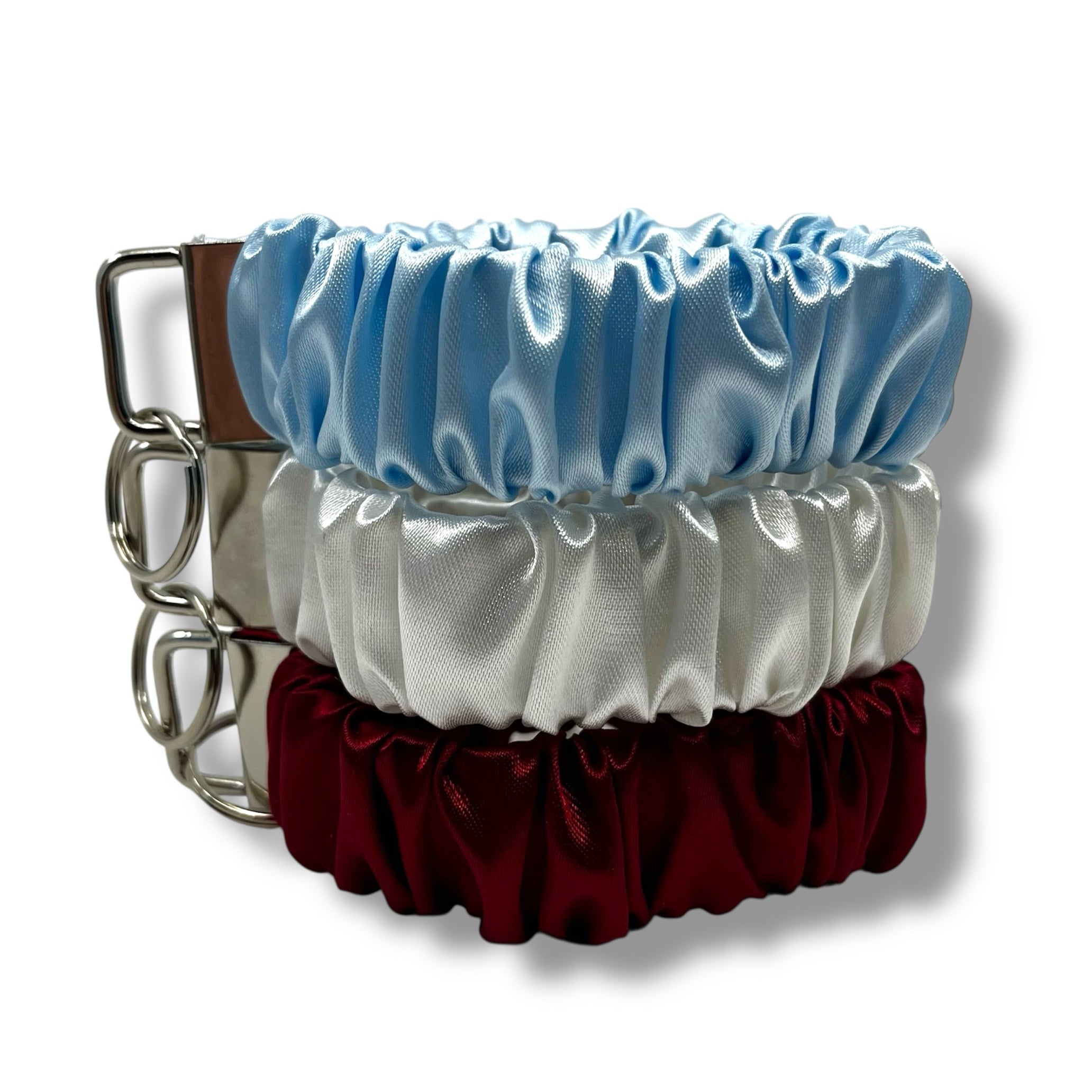 ljusblå scrunchie nyckelring på hög