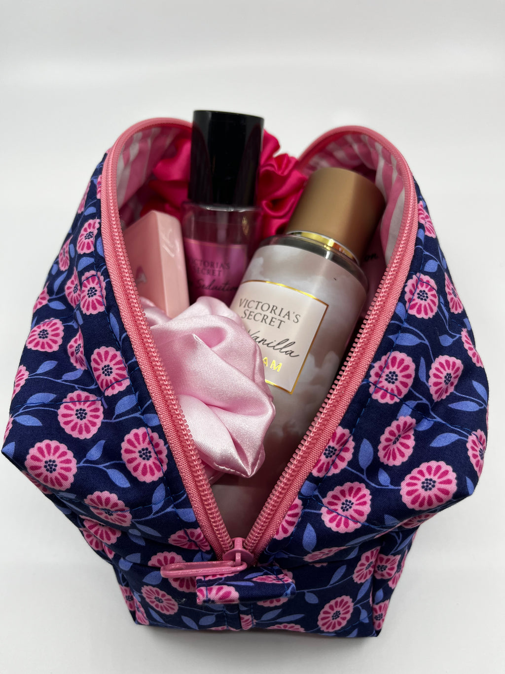 Blå med rosa blommor necessär