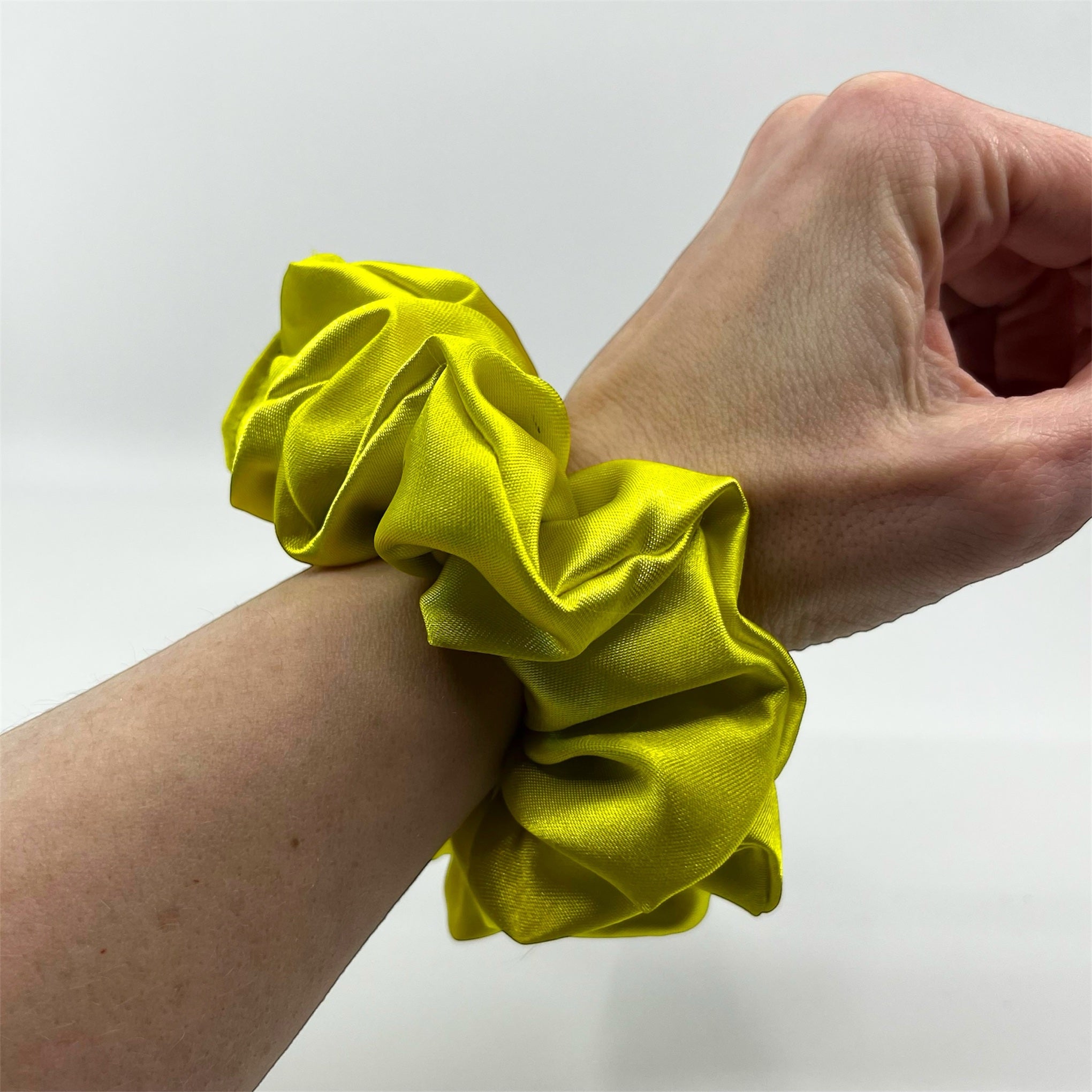 lime classic satin scrunchie på handleden