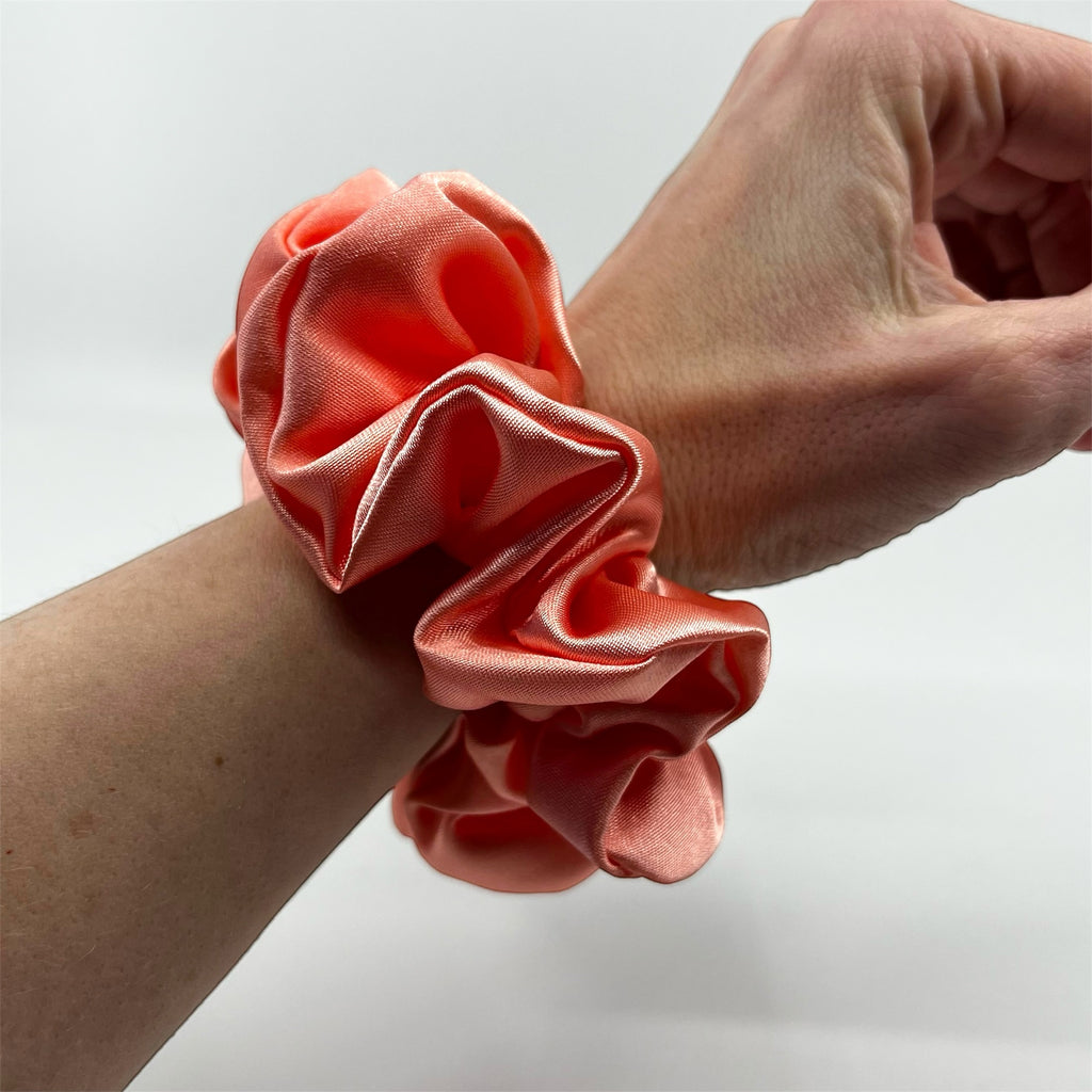 laxrosa classic satin scrunchie på handleden