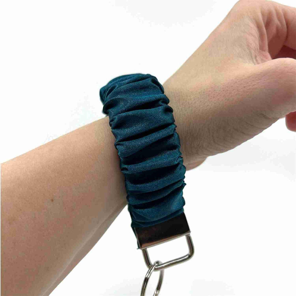 petrol scrunchie nyckelring på handleden