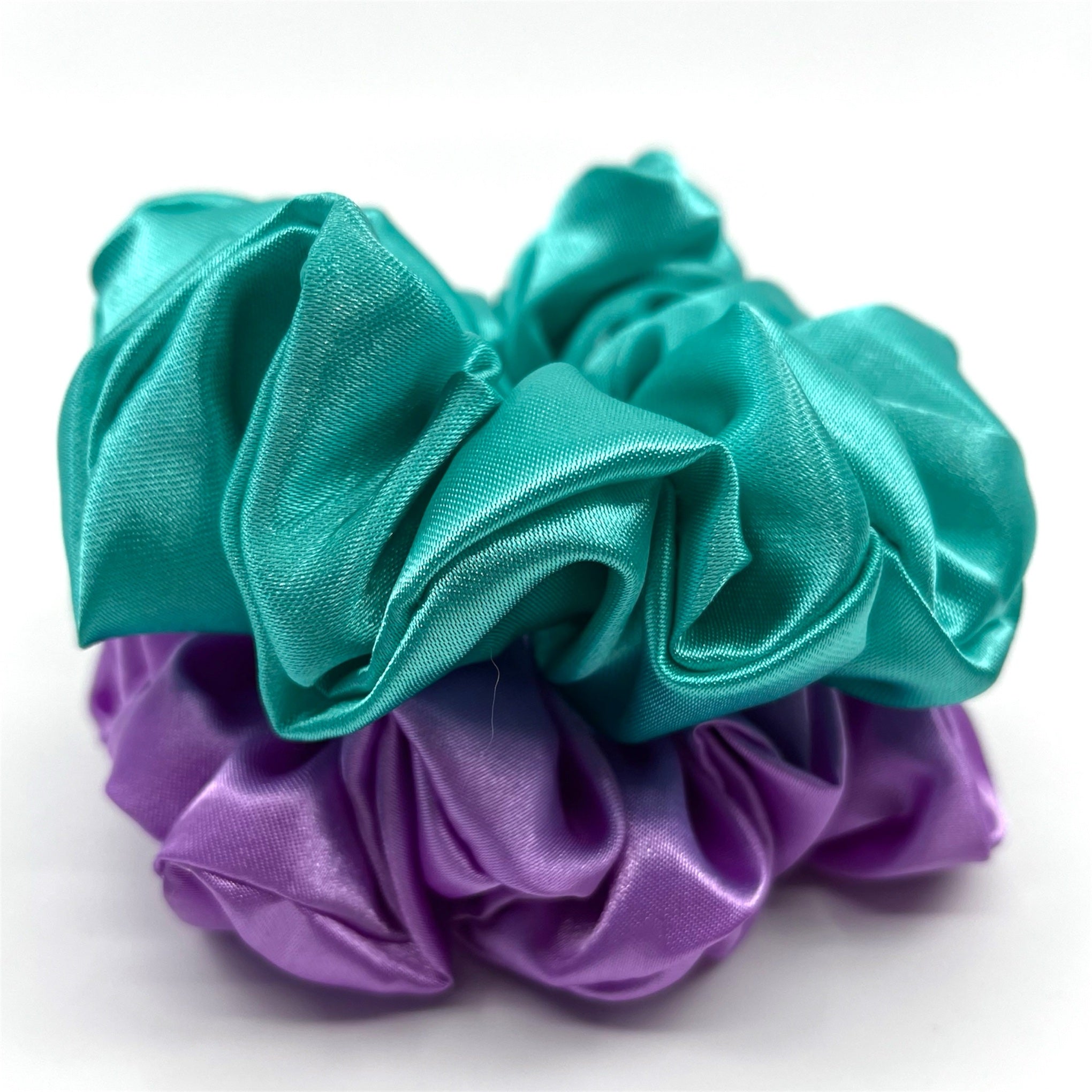 lila classic satin scrunchie liggandes på torn