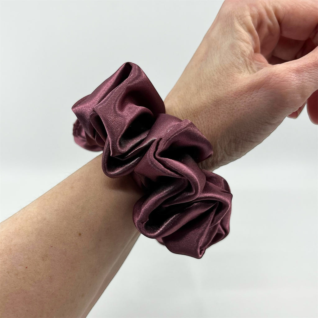 plommonrosa classic satin scrunchie på handleden