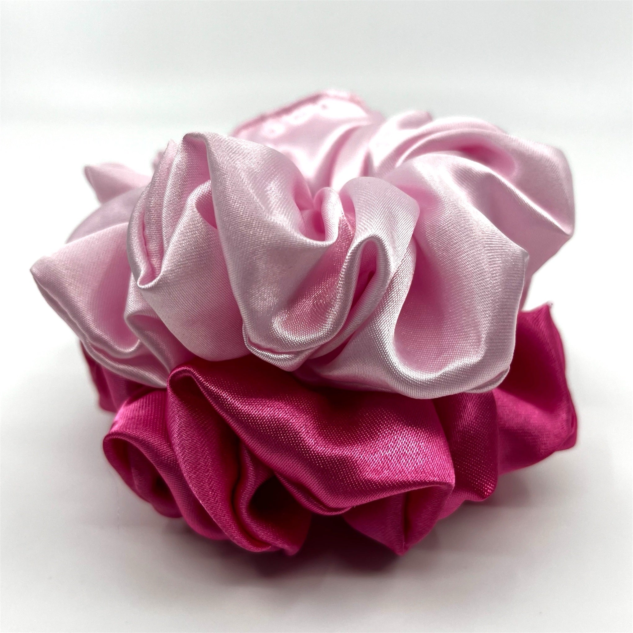 rosa classic satin scrunchie liggandes på torn
