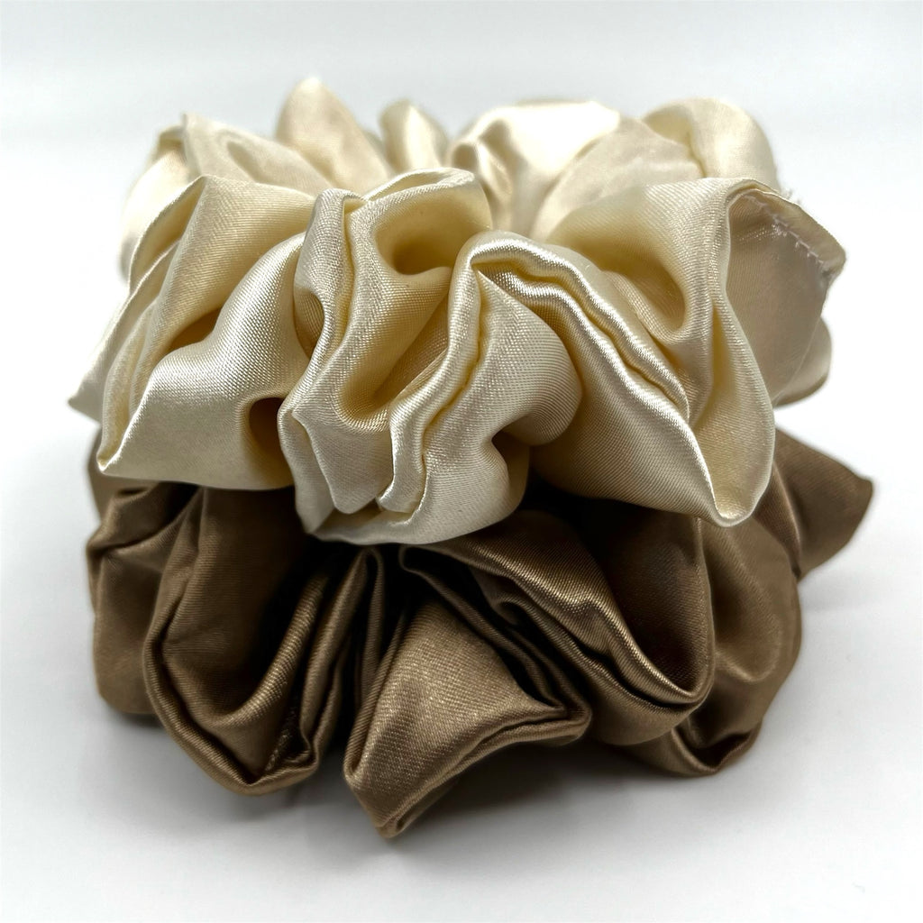 champagne classic satin scrunchie liggandes på torn