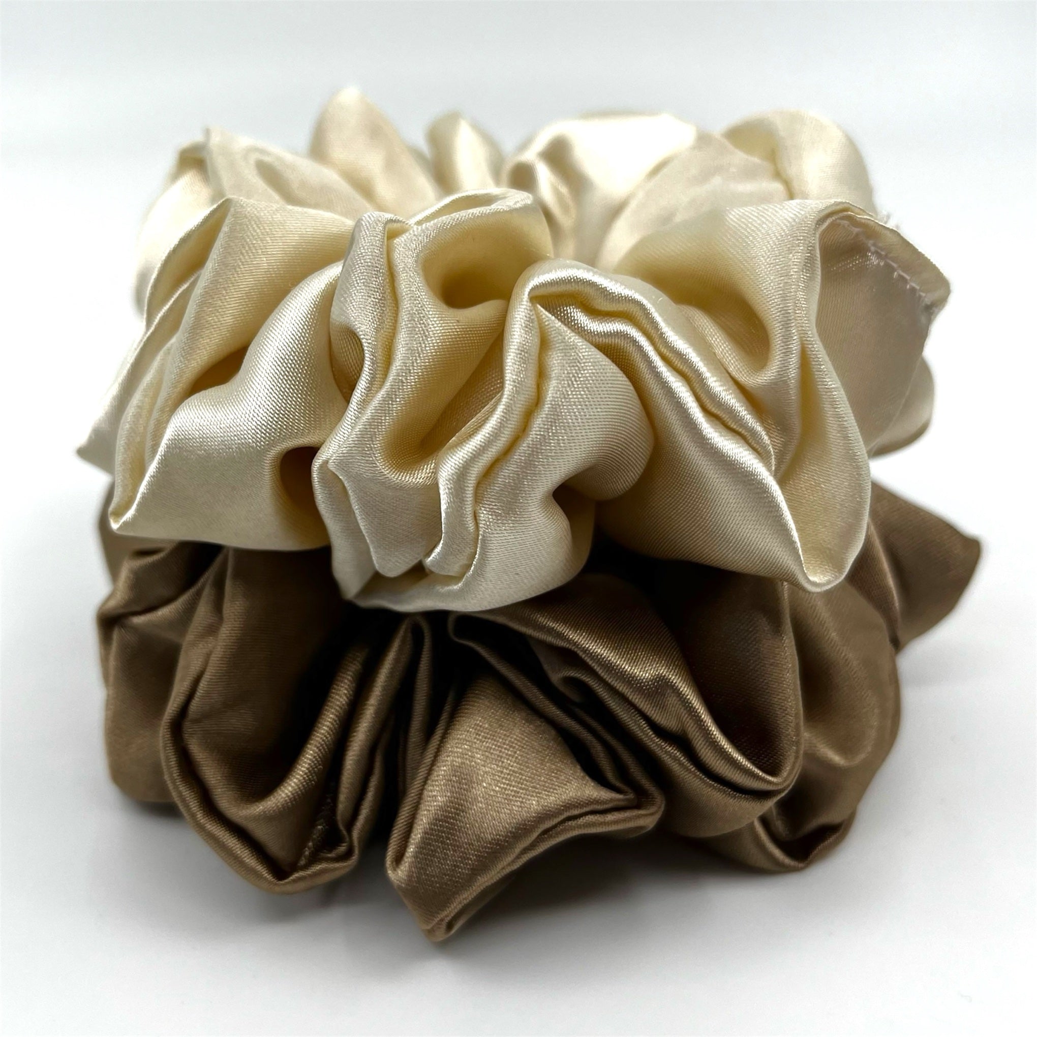 champagne classic satin scrunchie liggandes på torn