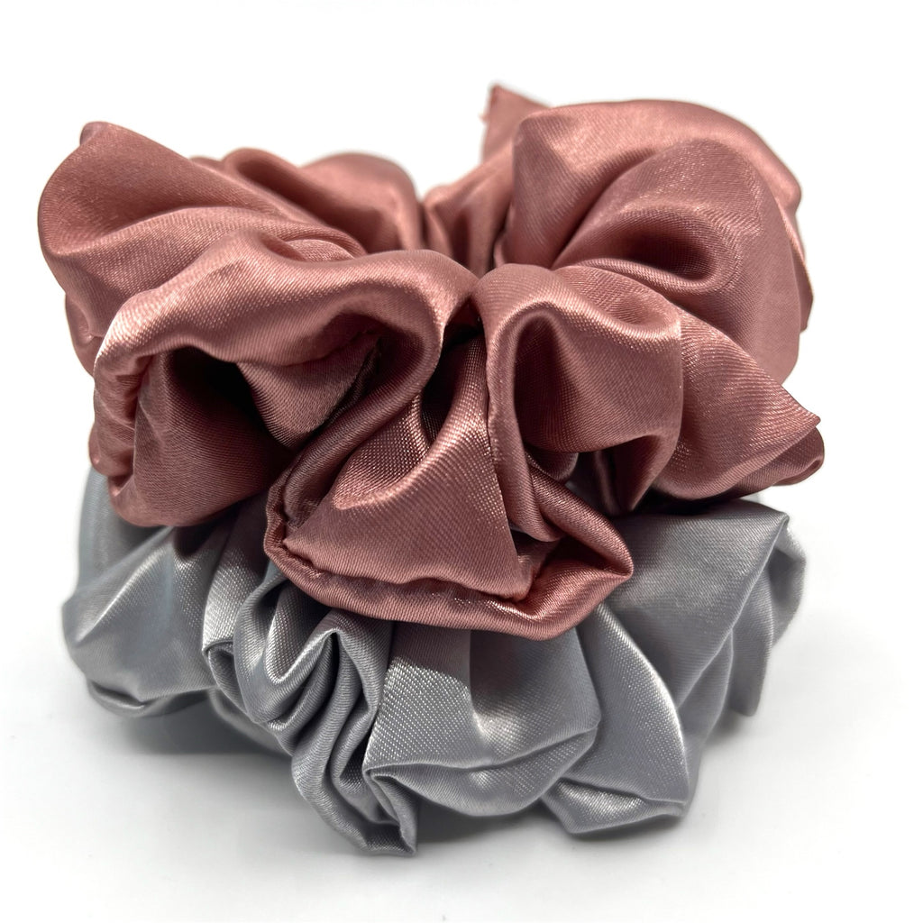 grå classic satin scrunchie liggandes på torn