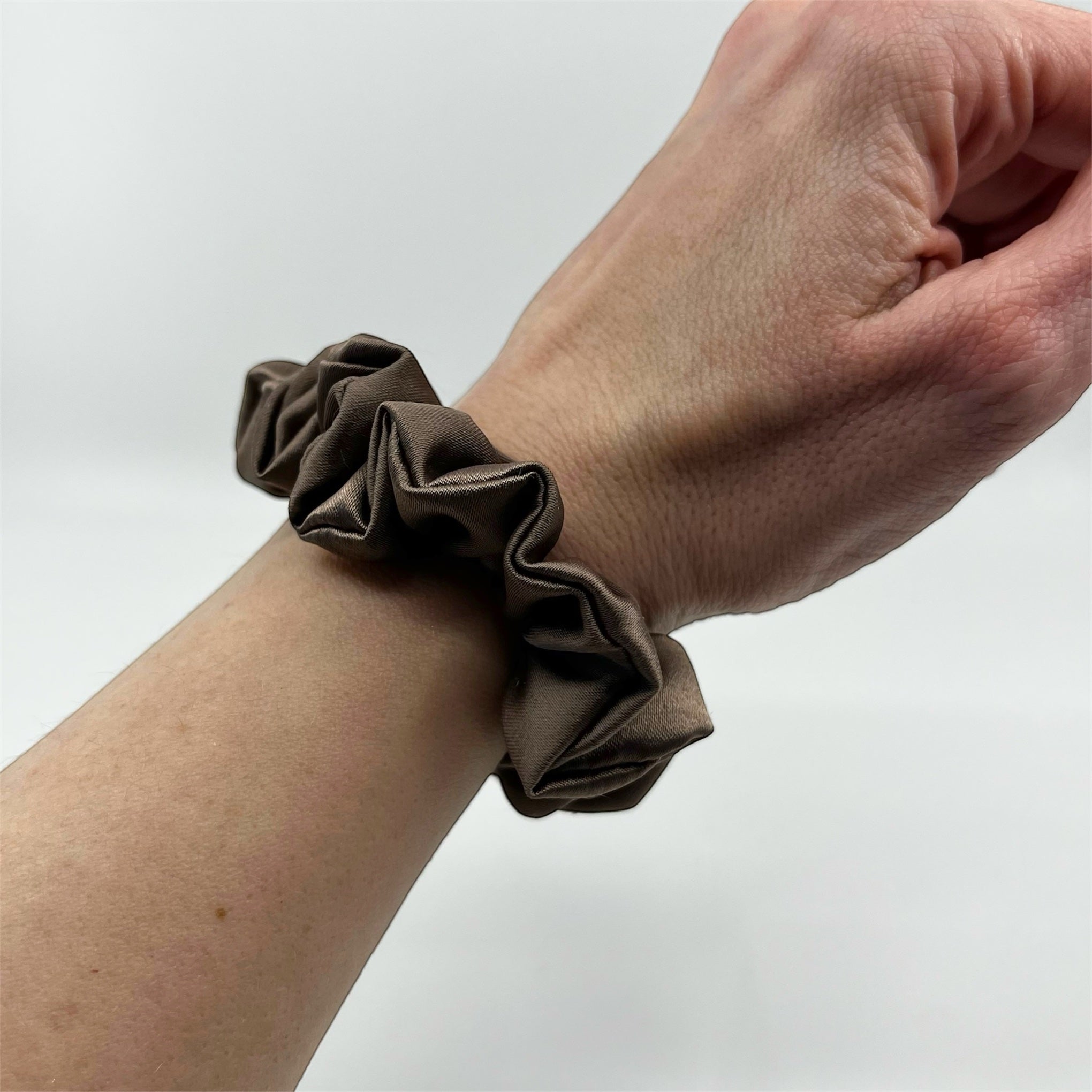 taupe mini satin scrunchie på handleden