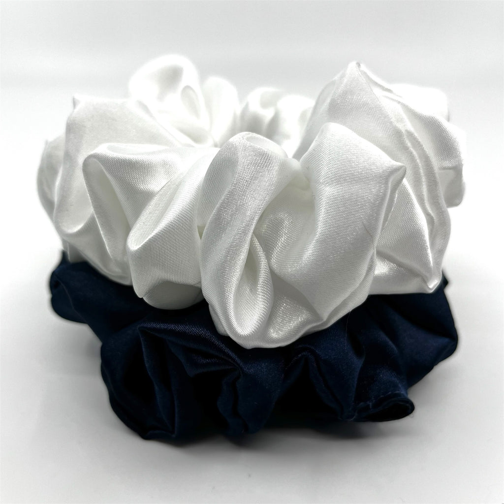 vit classic satin scrunchie liggandes på torn