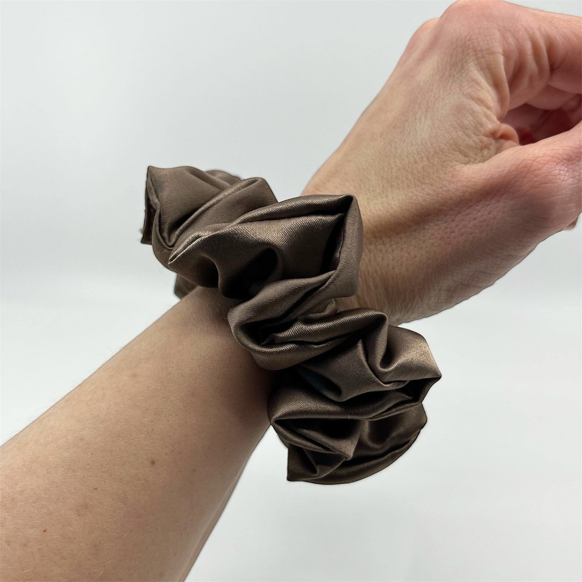 taupe classic scrunchie på handleden