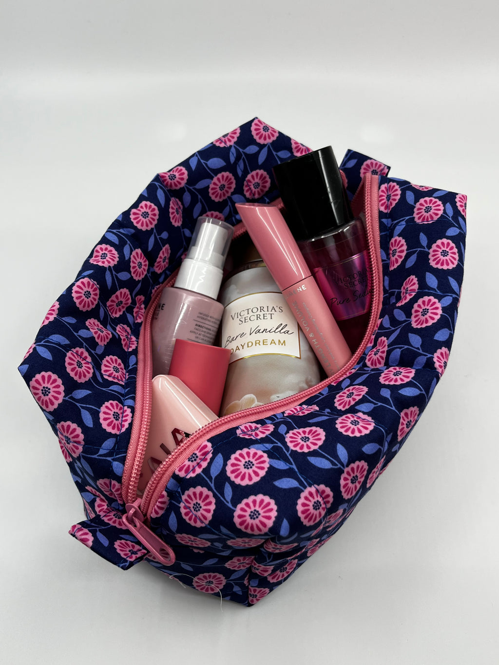 Blå med rosa blommor necessär