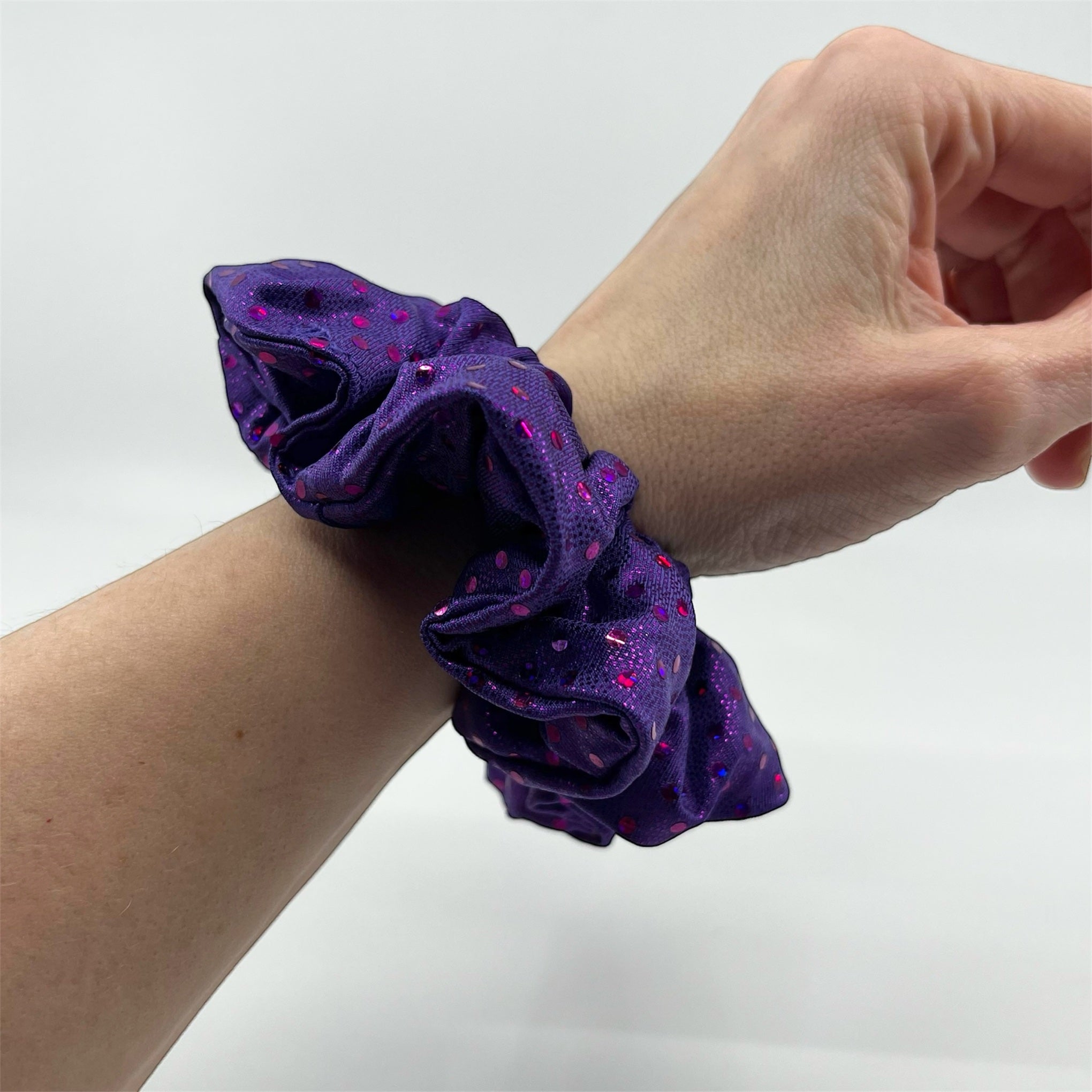 lila glitter classic scrunchie på handleden