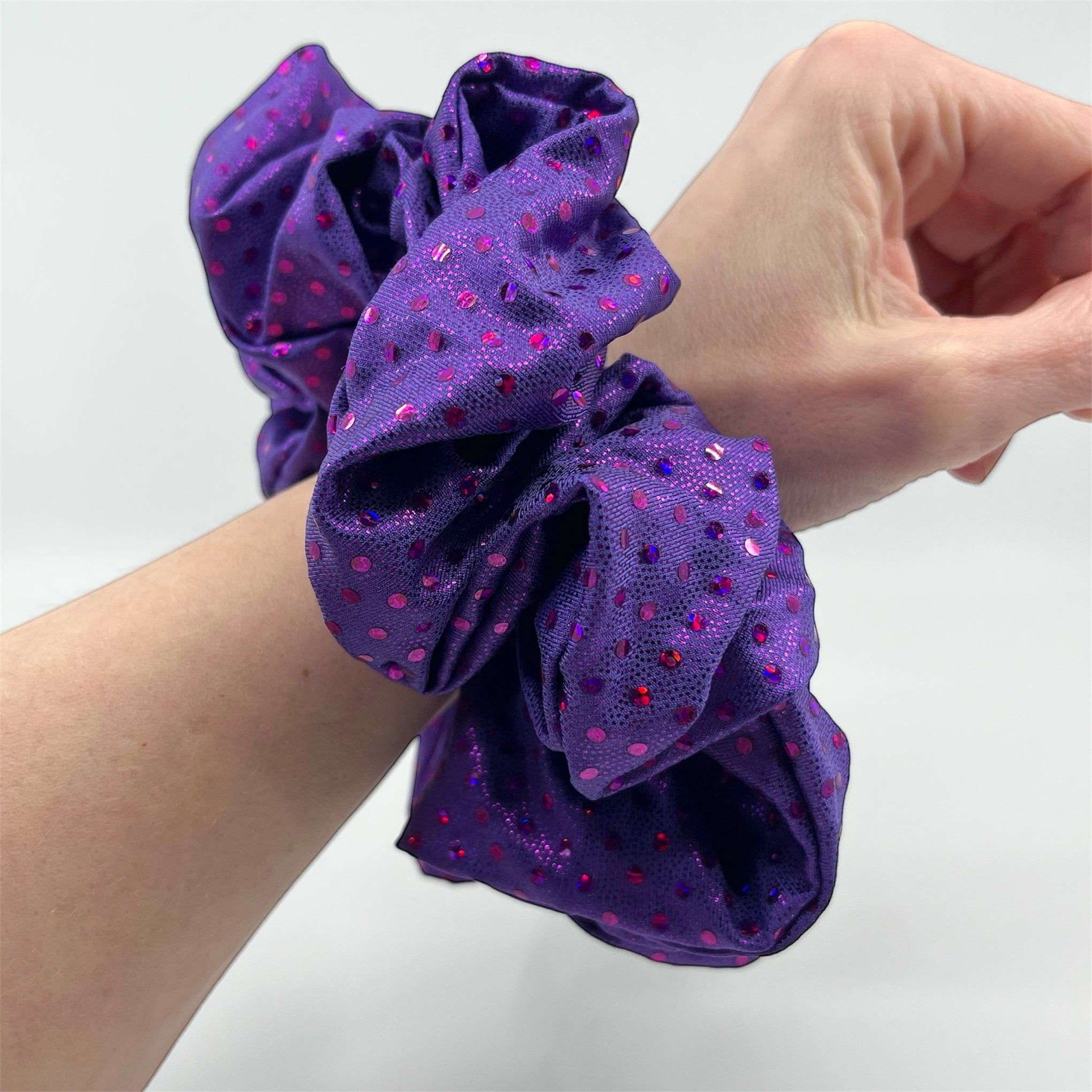 lila glitter xxl scrunchie på handleden
