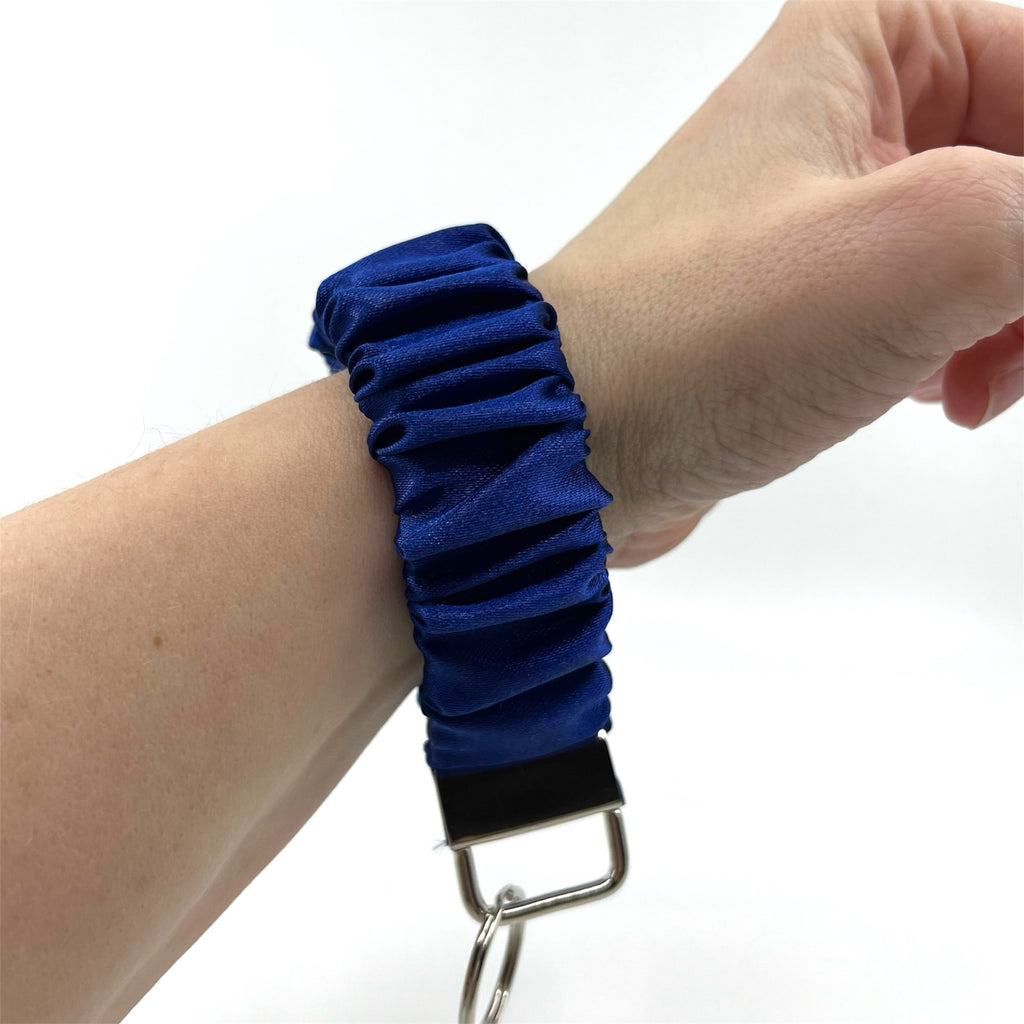 kornblå scrunchie nyckelring på handleden