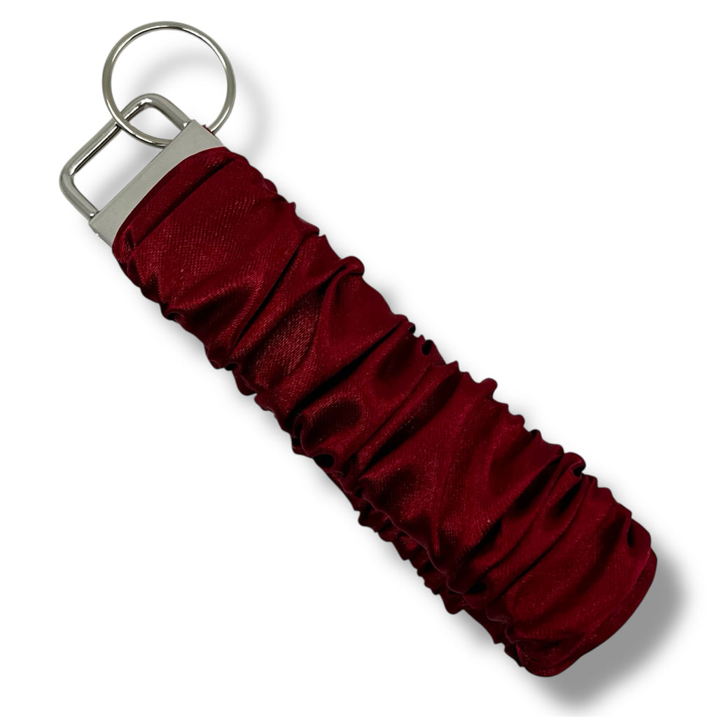 mörkröd scrunchie nyckelring