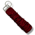 mörkröd scrunchie nyckelring