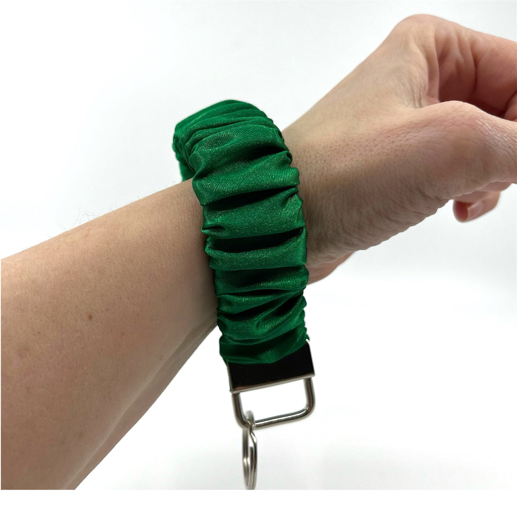 grön scrunchie nyckelring på handleden