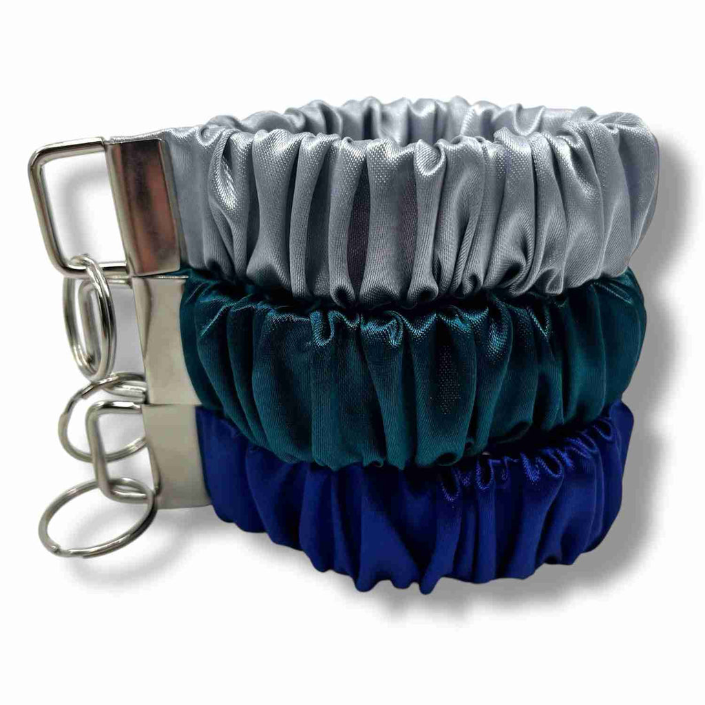 scrunchie nyckelring på handleden