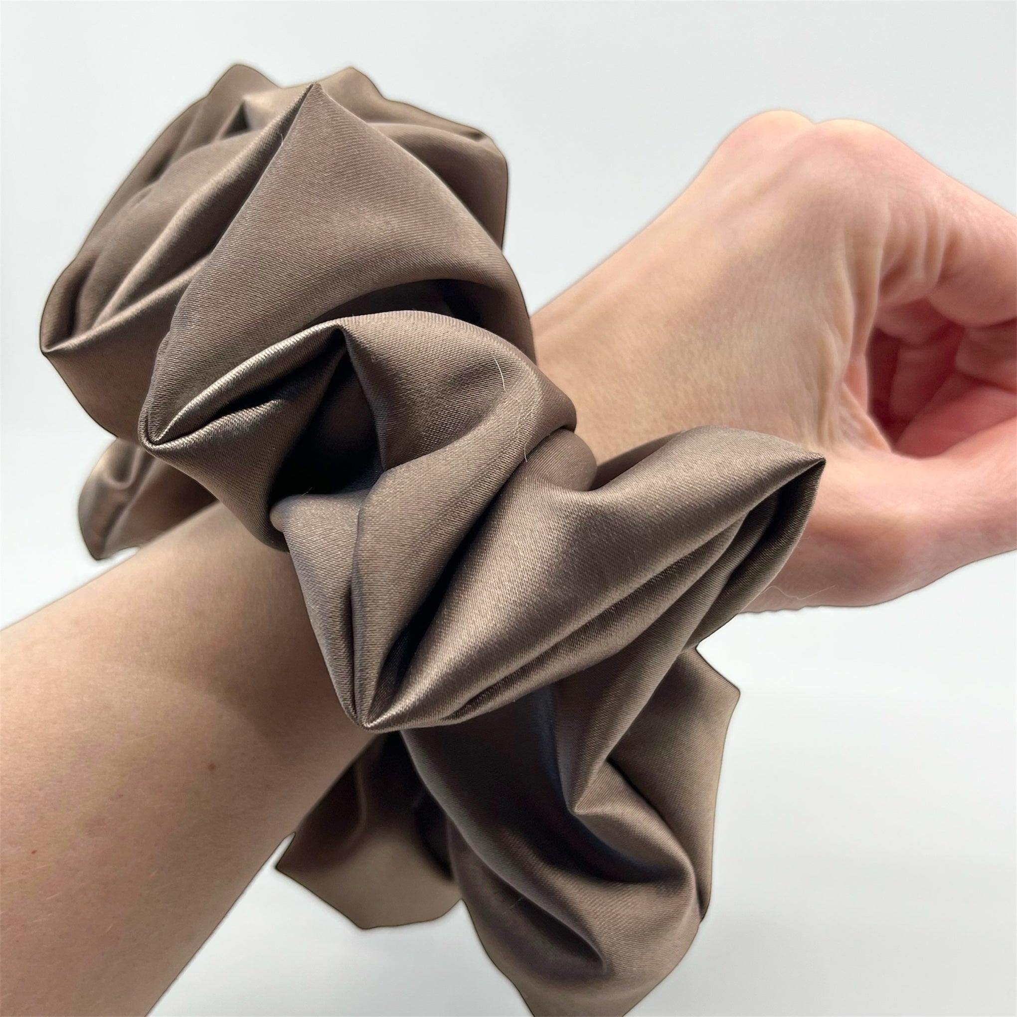 taupe xxl satin scrunchie på handleden