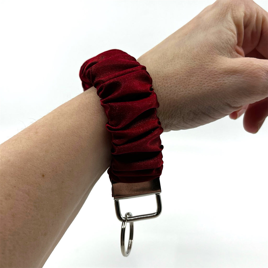 mörkröd scrunchie på handleden