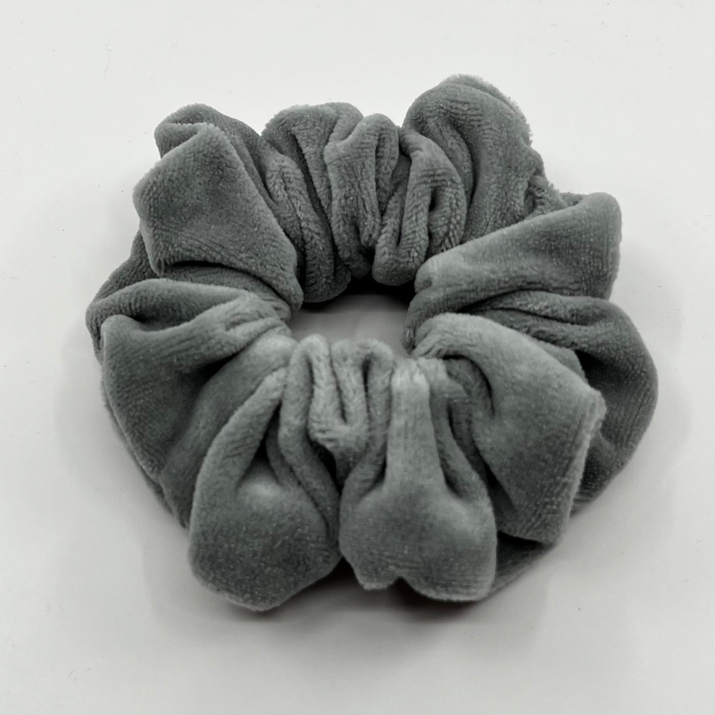 Grå velour scrunchie