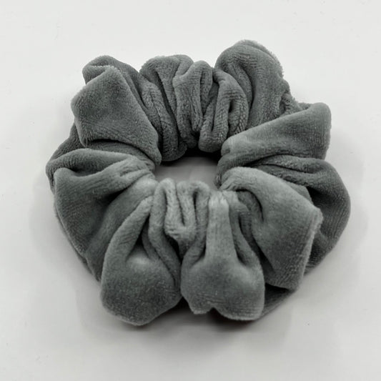 Grå velour scrunchie