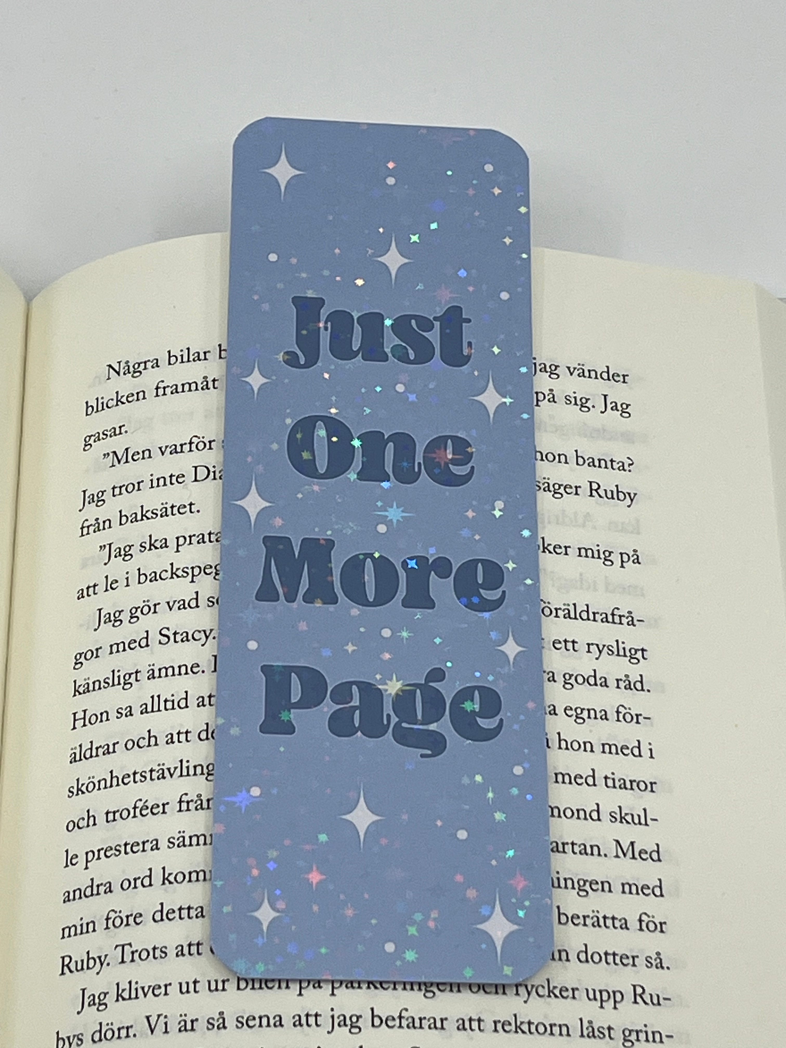 Jeansblå just one more page bokmärke
