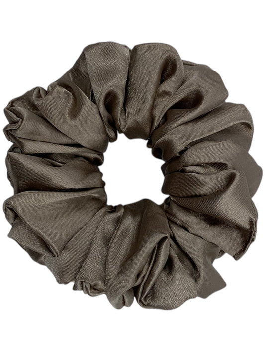 Ljusbrun satin scrunchie - Lilofant Design