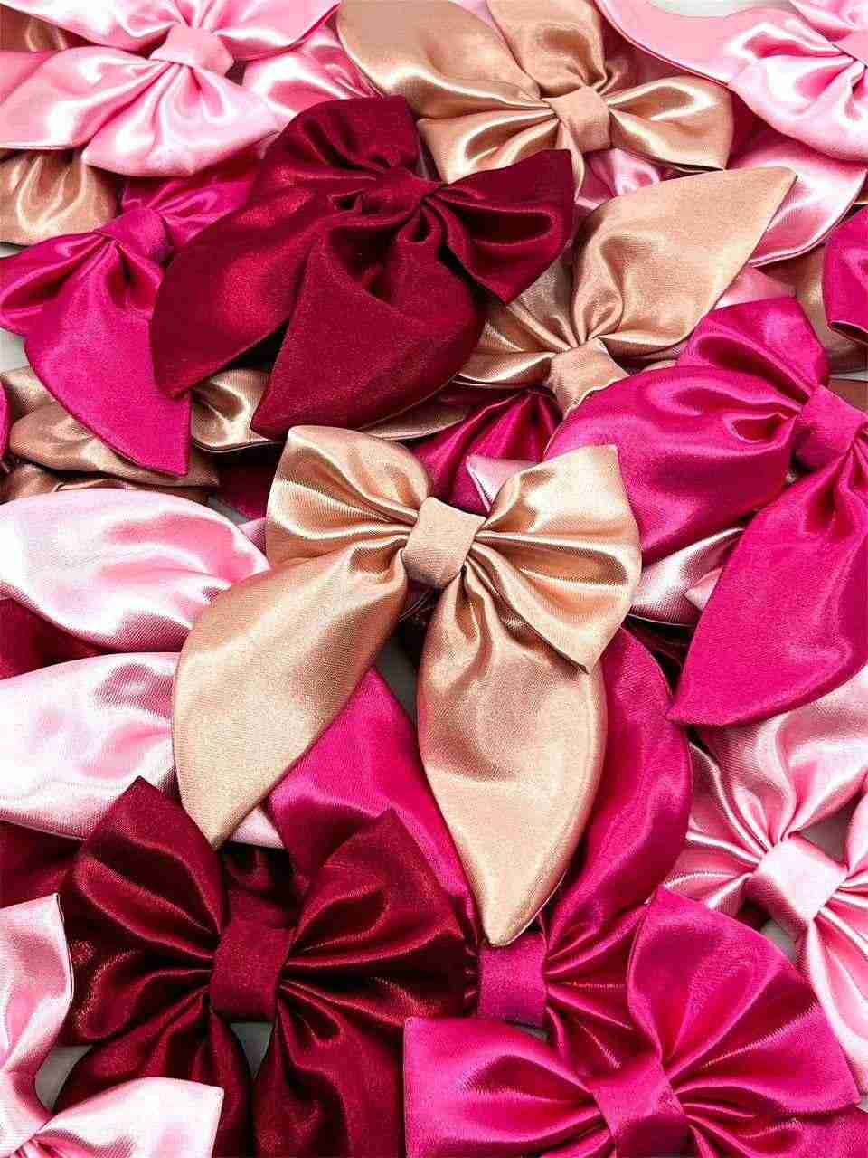 Hög av rosetter i rosa toner