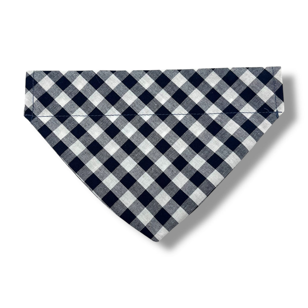 Mörkblå/vit rutig bandana med namn