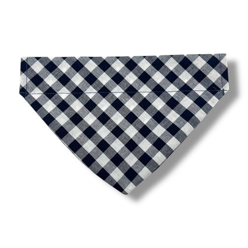 Mörkblå/vit rutig bandana med namn