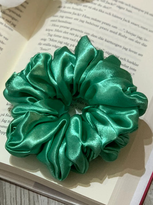 Grön satin scrunchie - Lilofant Design