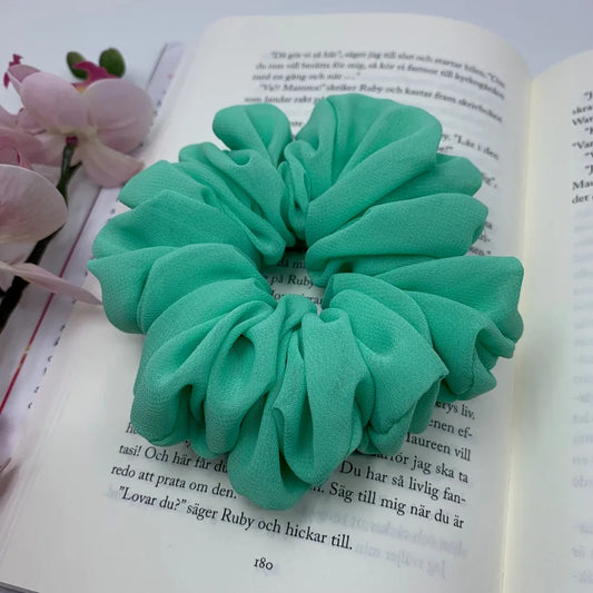 Ljus mint chiffong scrunchie - Lilofant Design
