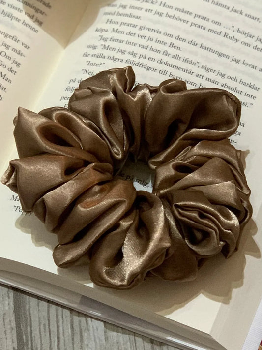 Ljusbrun satin scrunchie - Lilofant Design