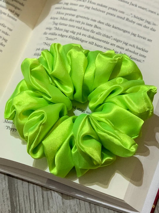 Neon grön satin scrunchie - Lilofant Design