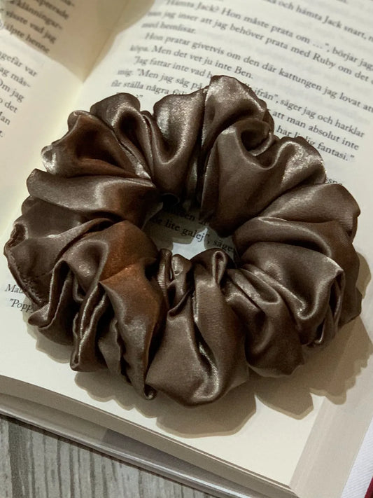 Taupe satin scrunchie - Lilofant Design