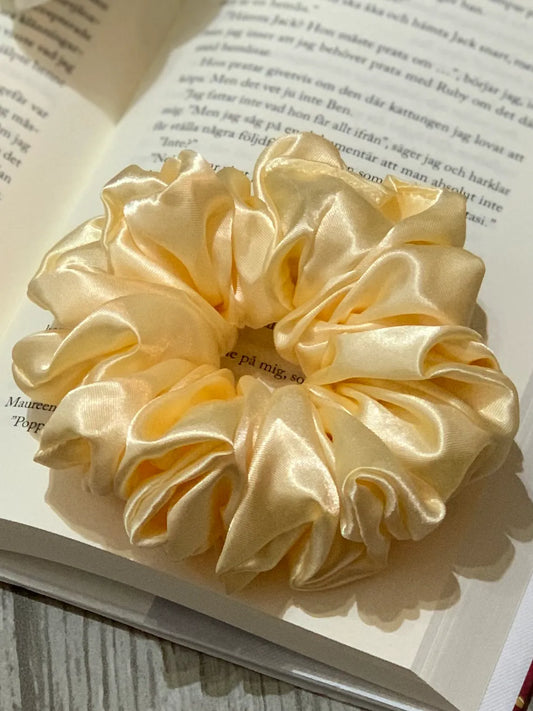 Vanilj satin scrunchie - Lilofant Design
