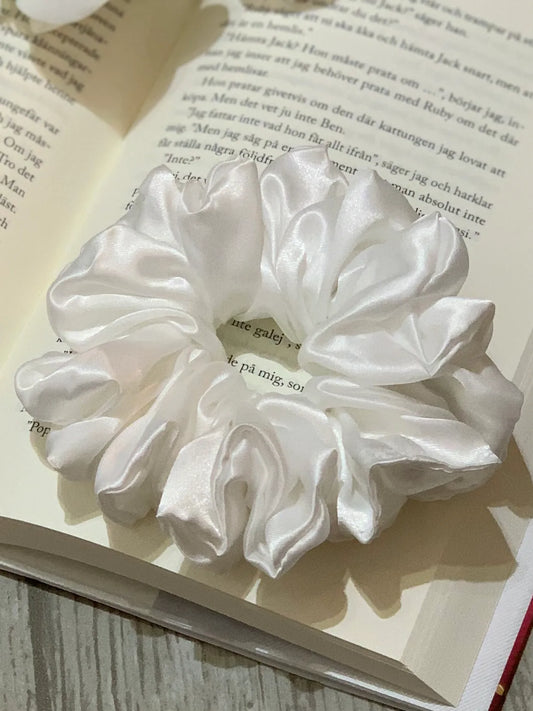 Vit satin scrunchie - Lilofant Design